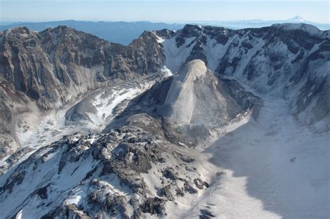 File:Whaleback, Mount St Helens volcanic crater (February 22 2005).jpg ...