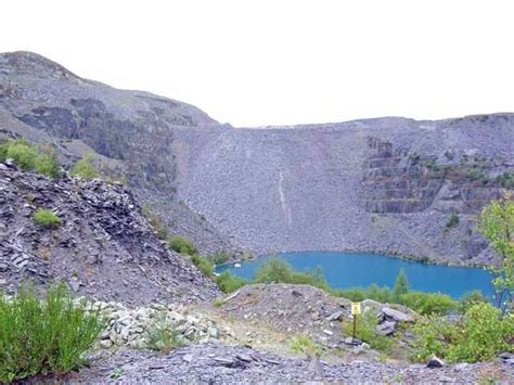 Abandoned slate quarry at Bethesda © Oliver Dixon cc-by-sa/2.0 :: Geograph Britain and Ireland