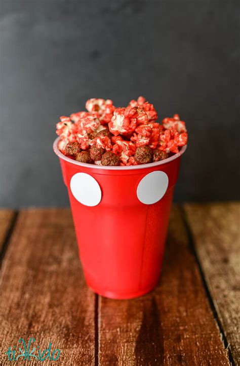 Easy Polka Dot Popcorn Recipe from the Disney Party | Tikkido.com