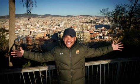 Vitor Roque arrives in Barcelona to complete signing and chooses new number - News Hub Pro