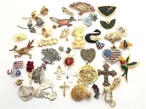 Lot - Lot Vintage Miscellaneous Brooches Pins