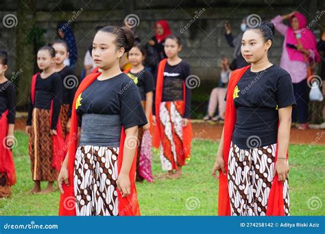 Indonesian Performing Gambyong Dance. this Dance Comes from Central Java Editorial Photography ...