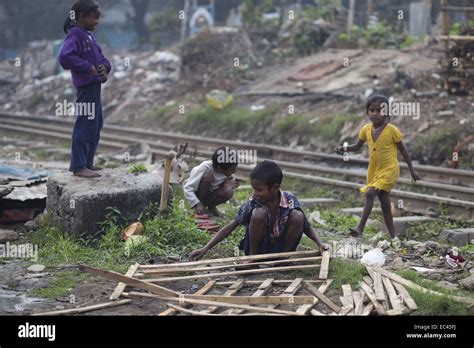 Children in slums dhaka bangladesh hi-res stock photography and images ...