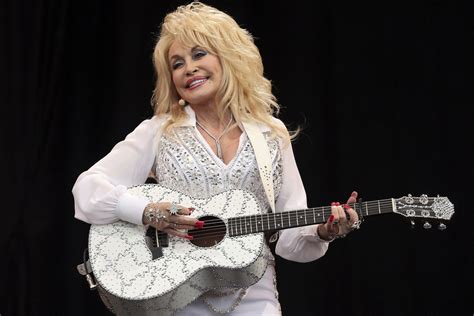 Kind-Hearted Dolly Parton Offers to Adopt Puppy Abandoned at Glastonbury