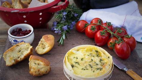 Baked Camembert with garlic sourdough croutons - Multix