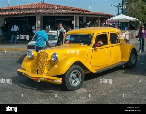 Carro Antiguo en Punta de Piedras Stock Photo - Alamy