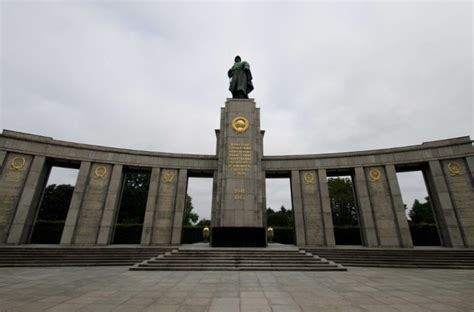 The Soviet war memorial in Berlin. Before 1990 this was located in West Berlin, fenced off and ...