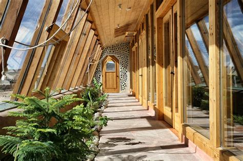 Earthship Biotecture: Self-sufficient and Sustainable Architecture for ...