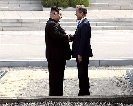 North and South Korea leaders meet at first historic summit at border