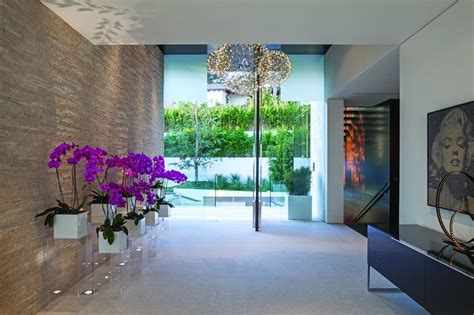 Extravagant Contemporary Beverly Hills Mansion With Creatively ...