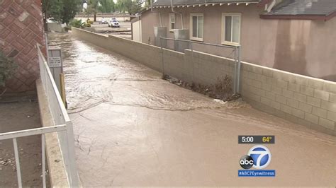 VIDEO: Cars get caught in flash-flooding in Hemet - ABC7 Los Angeles