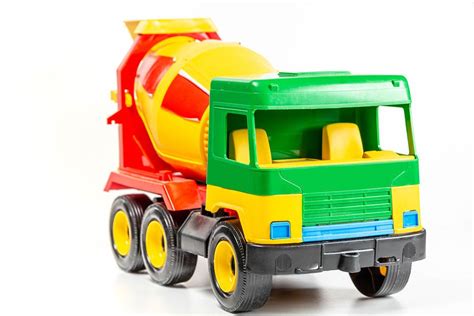 Plastic toy concrete mixer on a white background - Creative Commons Bilder