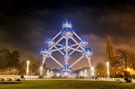 Marco atomium edifício à noite | Foto Premium