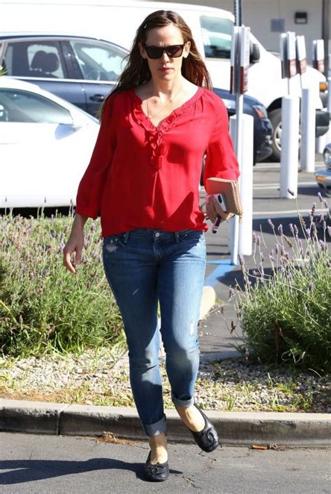 Jennifer Garner Casual Street Style - Brentwood Country Mart in ...