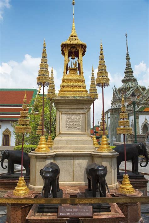 Wat Phra Kaew, Temple of the Emerald Buddha, Bangkok, Thailand Editorial Stock Image - Image of ...