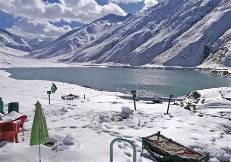 Snow cleared from road to Saiful Muluk lake - Newspaper - DAWN.COM