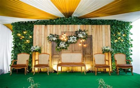 10 Dekorasi Pelaminan dengan Backdrop Papan Kayu