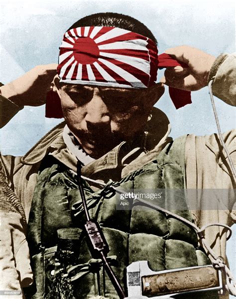 Japanese kamikaze putting on his forehead bandeau with rising sun,... Nyhetsfoto - Getty Images