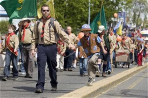 Thousands watch Victoria Day parade - AKCanada