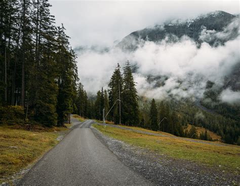 How To Visit Oeschinen Lake (Oeschinensee) In Switzerland