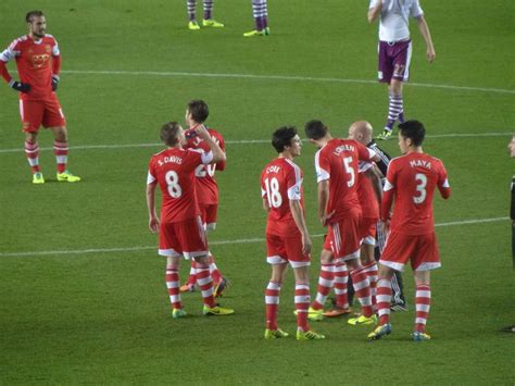 Southampton FC players gather in the centre circle at St M… | Flickr