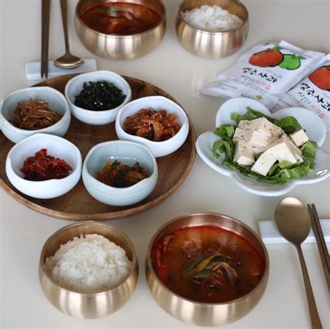 10 Korean Dining Practices To Know So You Won't Look Suaku In Korea - EatBook.sg