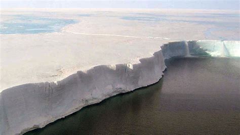 One of the largest icebergs ever recorded breaks off Antarctica | Adventure.com