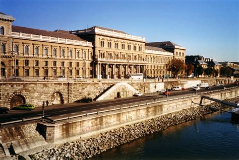 Expérience à l'université Corvinus de Budapest, en Hongrie par Sarah | Expérience Erasmus UNI ...