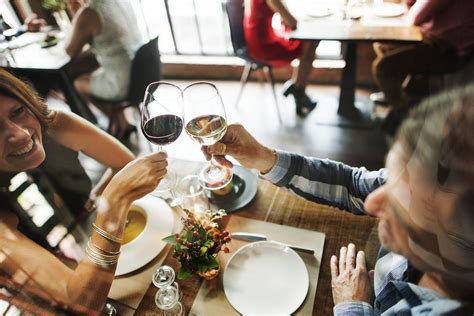 Friends at a dinner party | Photo - rawpixel