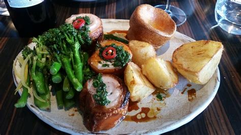 This Guy Writes Hilarious Roast Dinner Reviews. We Had To Talk To Him ...