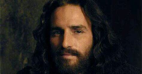 Devotion to the Holy Face of Jesus: Jim Caviezel as Jesus - Passion of ...