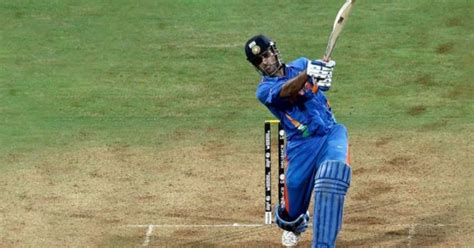 Dhoni uses World Cup final bat for charity