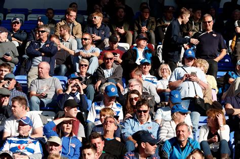 Reading FC fans during the Millwall win - pictures by Eddie Greville ...