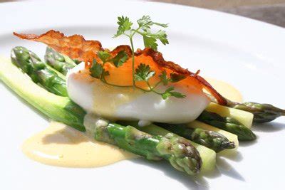 Asparagus with smoked salmon & poached egg - Viva Fitness