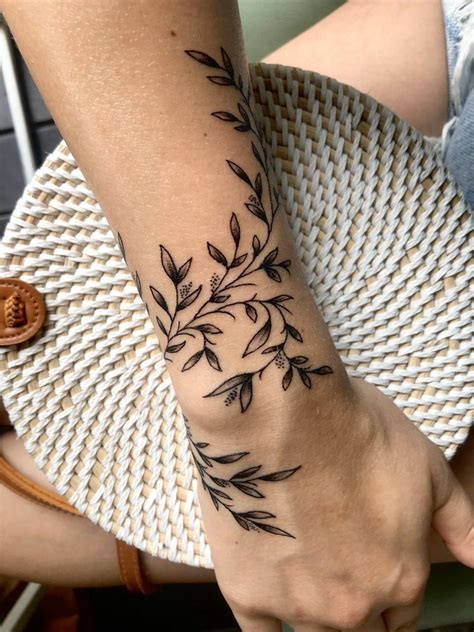 vignes enveloppants | Wrap around wrist tattoos, Wrist tattoos for women, Tattoos