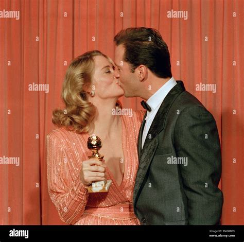 "Moonlighting" co-stars Cybill Shepherd and Bruce Willis kiss for photographers after both won ...