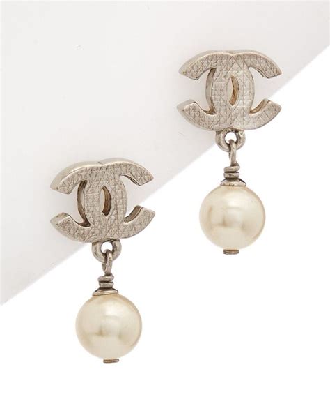 Chanel Silver-tone Cc Faux Pearl Drop Earrings in Metallic | Lyst