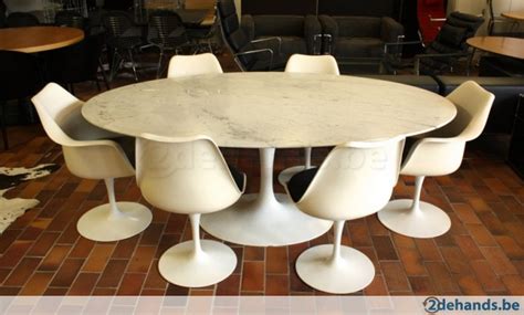 Saarinen Tulip tafel met 6 stoelen, ontworpen door Eero Saarinen | Saarinen, Home decor