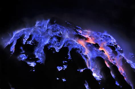 Spectacular Neon Blue Lava Pours From Indonesia's Kawah Ijen Volcano At Night (PHOTOS) - Geology In