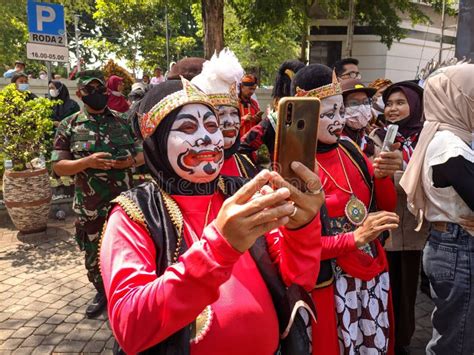 The Art Community of the City of Semarang Celebrates the Cultural Tradition of Warak Ngendog at ...