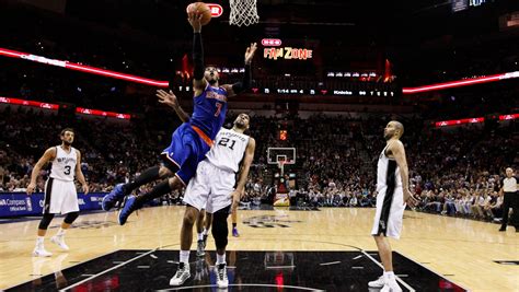 Carmelo Anthony returns to lead Knicks upset at Spurs