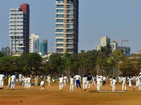 People flock to Mumbai's Shivaji Park despite increase in COVID-19 cases