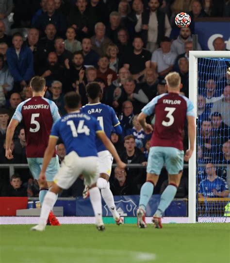 Video: Andros Townsend Goal Vs Burnley Is 25-Yard Rocket For Everton