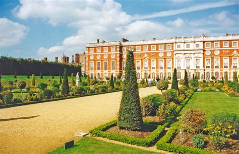 Hampton Court Palace: south side of... © Ben Brooksbank cc-by-sa/2.0 :: Geograph Britain and Ireland