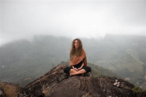 How to do Vipassana Meditation? [Step-by-Step Guide With Benefits]