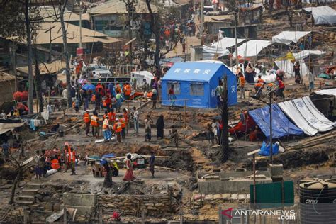 Rohingya di Bangladesh bangun kembali gubuk mereka setelah kebakaran - ANTARA News