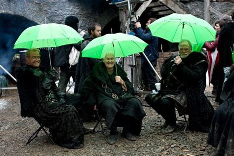 Game of Thrones: 50 Awesome Behind-the-Scenes Photos - Page 5 of 5 ...