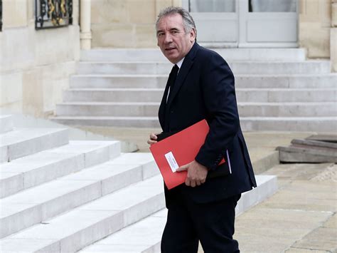 Pourquoi François Bayrou a-t-il changé sa bio Twitter ? - Closer