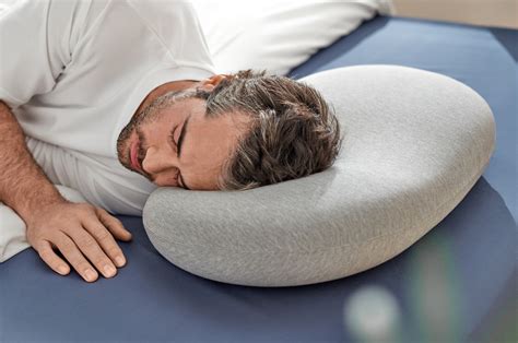 This chic ergonomic pillow lets you sleep without worrying about neck pain – Designlab