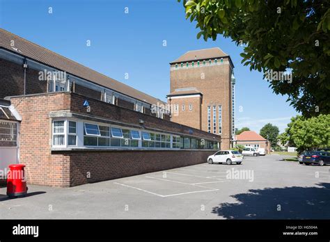 Isleworth & Syon School for Boys, Ridgeway Road, Isleworth, London ...